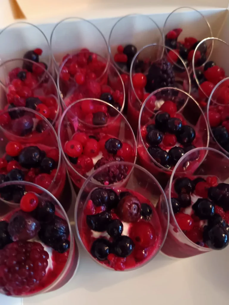 Verrines dessert aux fruits rouges, myrtilles, groseilles et crème