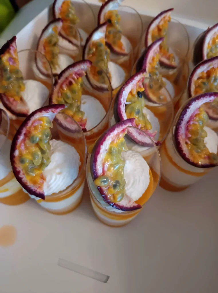 Verrines dessert au fruit de la passion avec crème fouettée