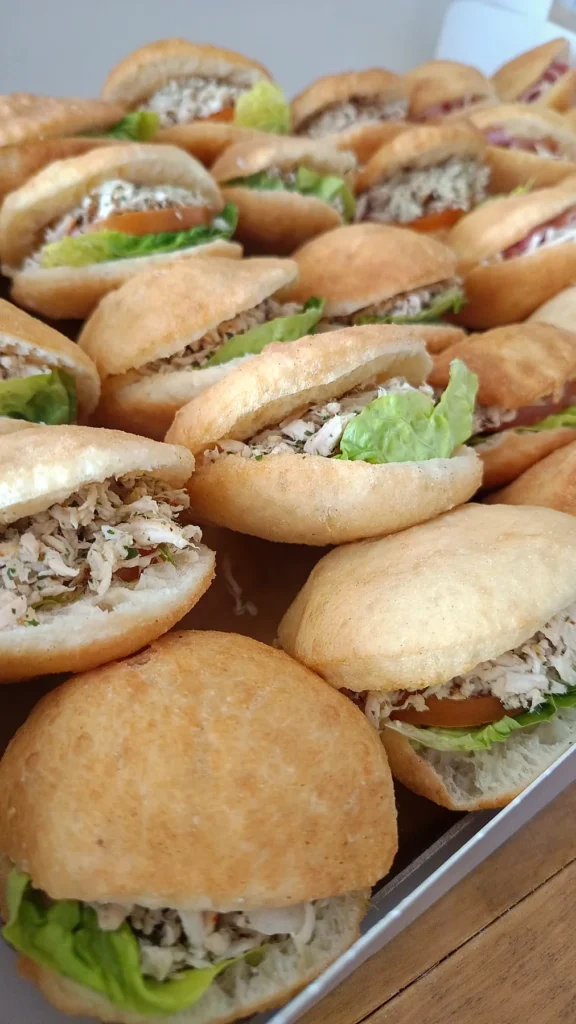 Mini bokits garnis de poulet, crudités et salade
