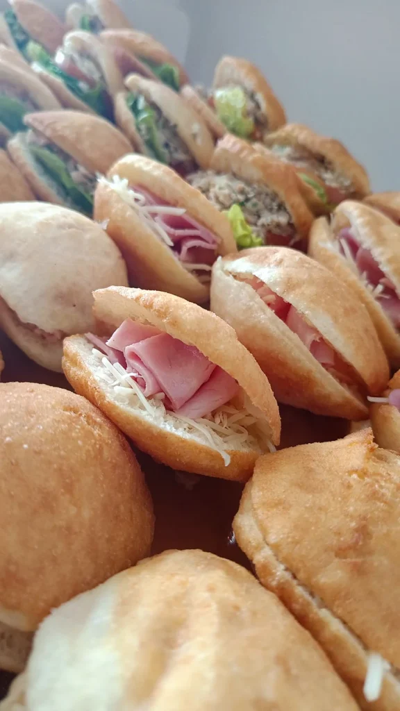 Plateau de mini bokits garnis, jambon fromage et poulet