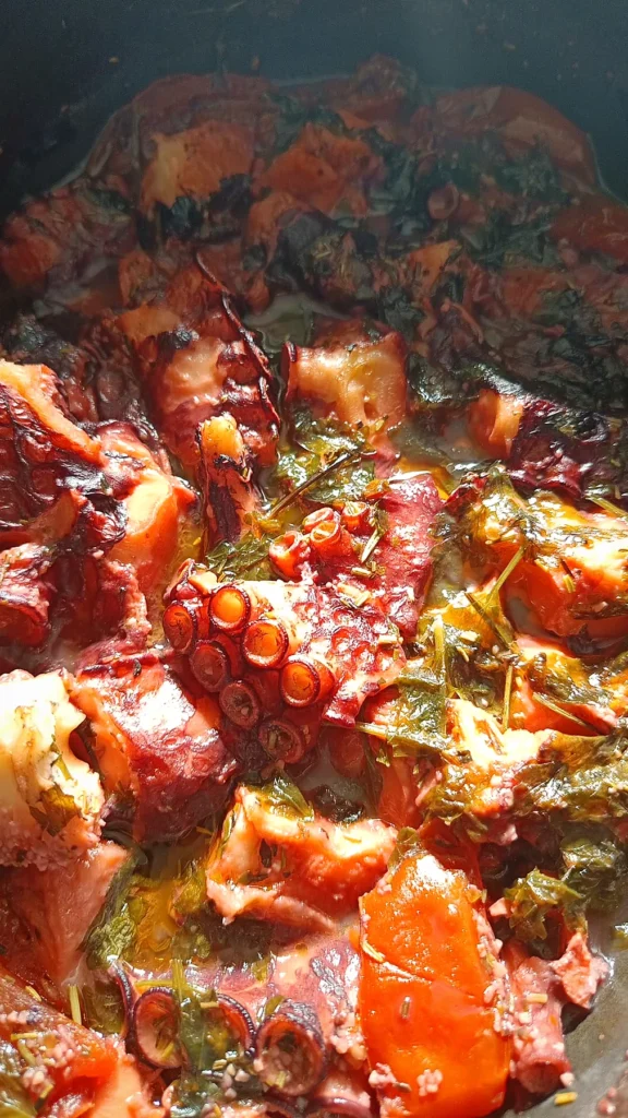 Poulpe mijoté aux épices, tomates et herbes fraîches