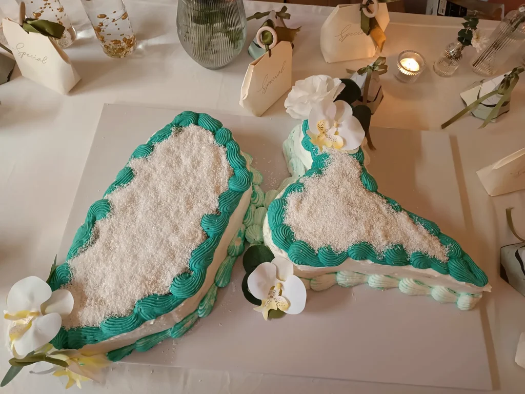 Gâteau en forme d’îles avec décor turquoise et coco