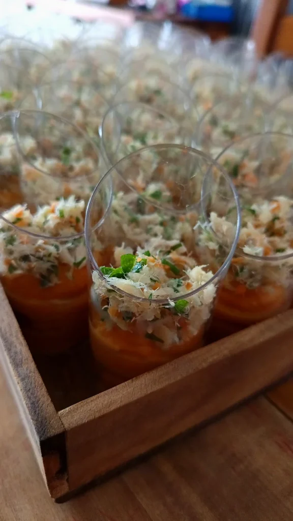 Verrines apéritives au crabe en gros plan