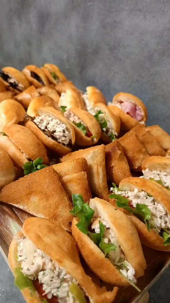 Plateau cocktail de mini bokits et samoussas dorés