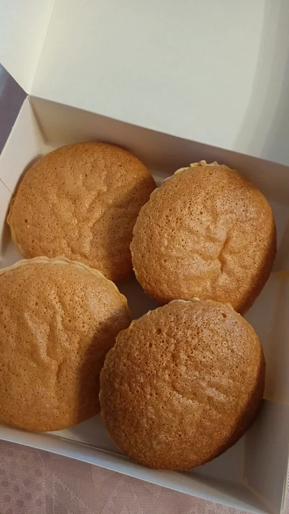 Petits gâteaux maison présentés en boîte