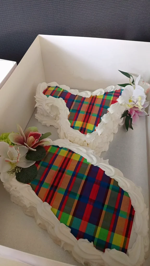 Gâteau robe décoré avec motif madras et fleurs