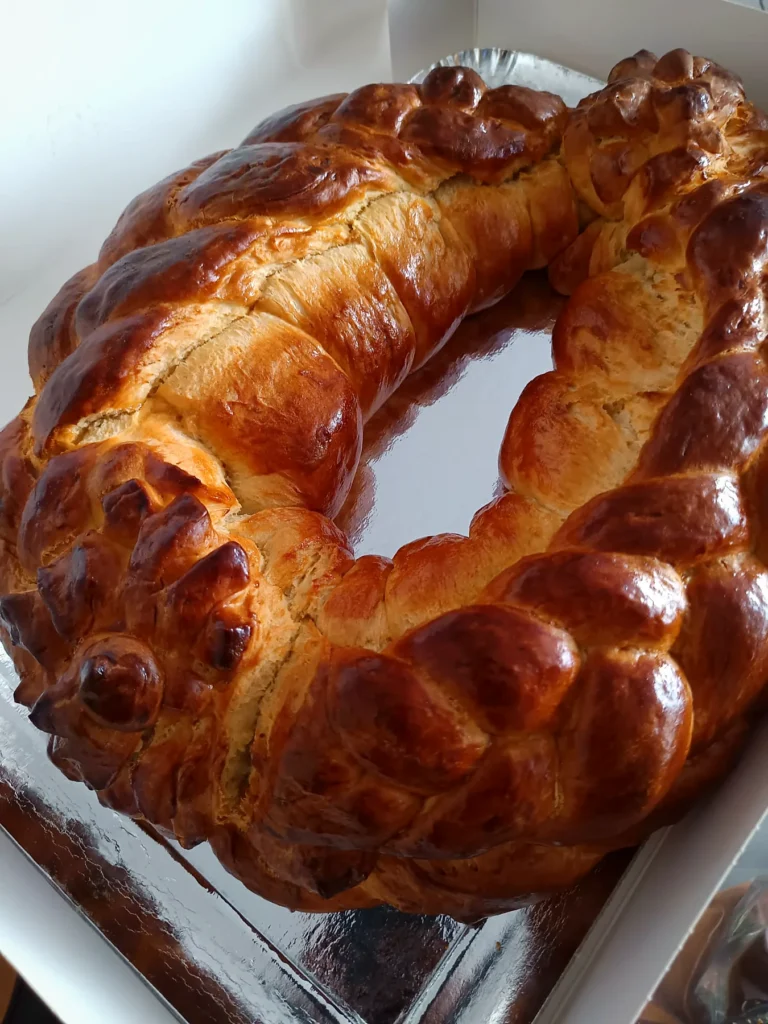 Couronne briochée tressée maison avec finition brillante