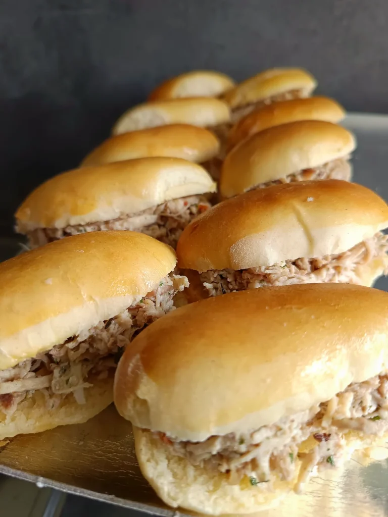 Mini pains garnis au poulet et aux herbes fraîches